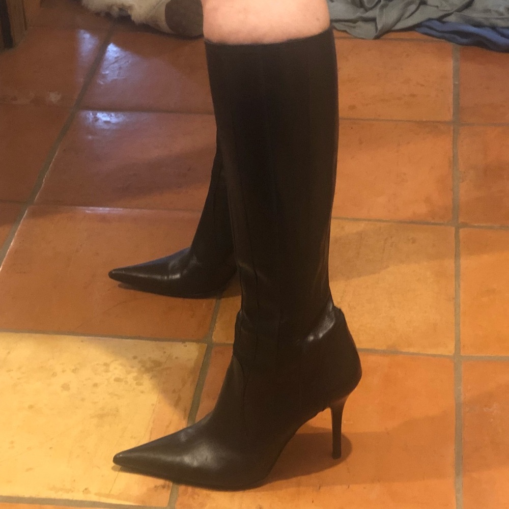 Hot black heeled boots